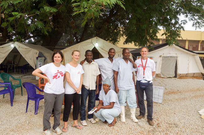 Del av ebolateamet i Conakry (forfatteren lengst til høyre).