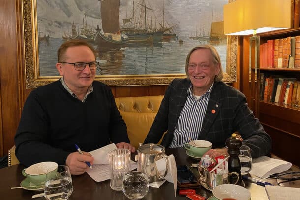 Intervju av Morten Mowe (til høyre), Stephen Hewitt til venstre. (Foto: Ole Kristian Furulund)